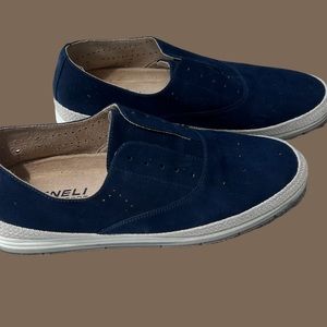Comfort Sneaker VANELI SPORT women’s.  Soft Suede leather in Navy.  Size 9.5